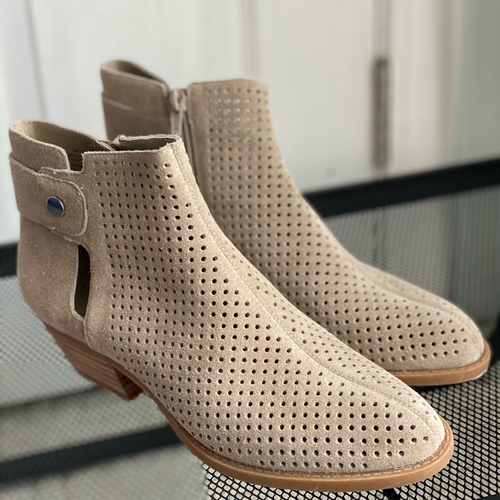 Nine West Size 7 Taupe Ankle Boots